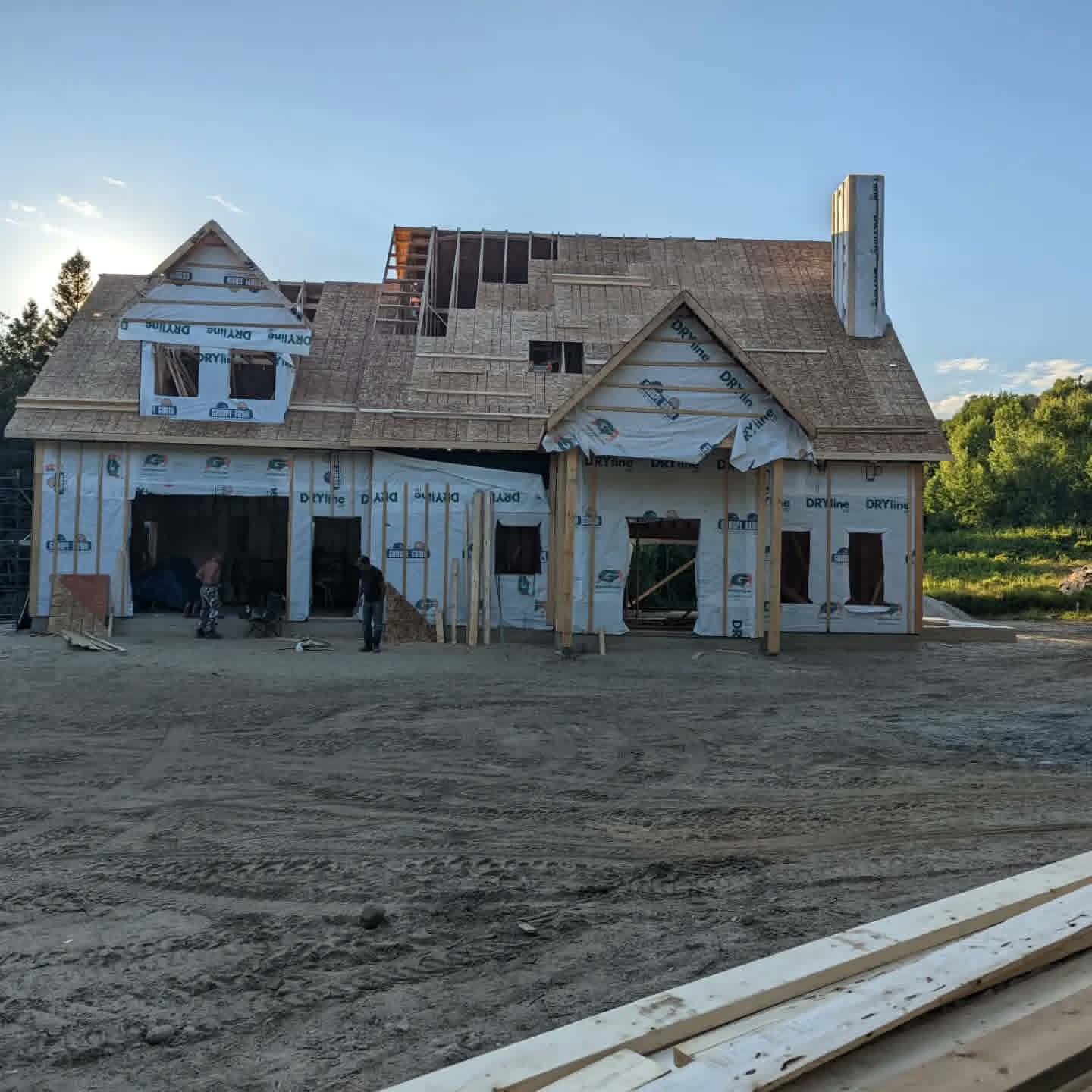 Maison résidentielle en chantier avec une charpente de toiture complexe