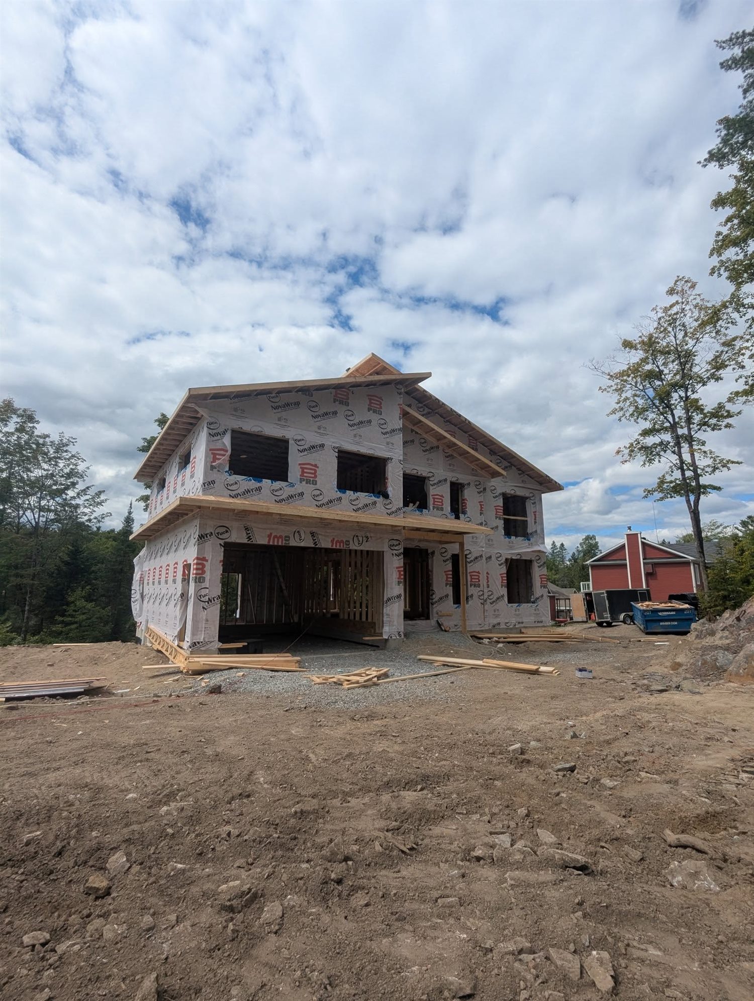 Maison neuve à deux étages en cours de construction