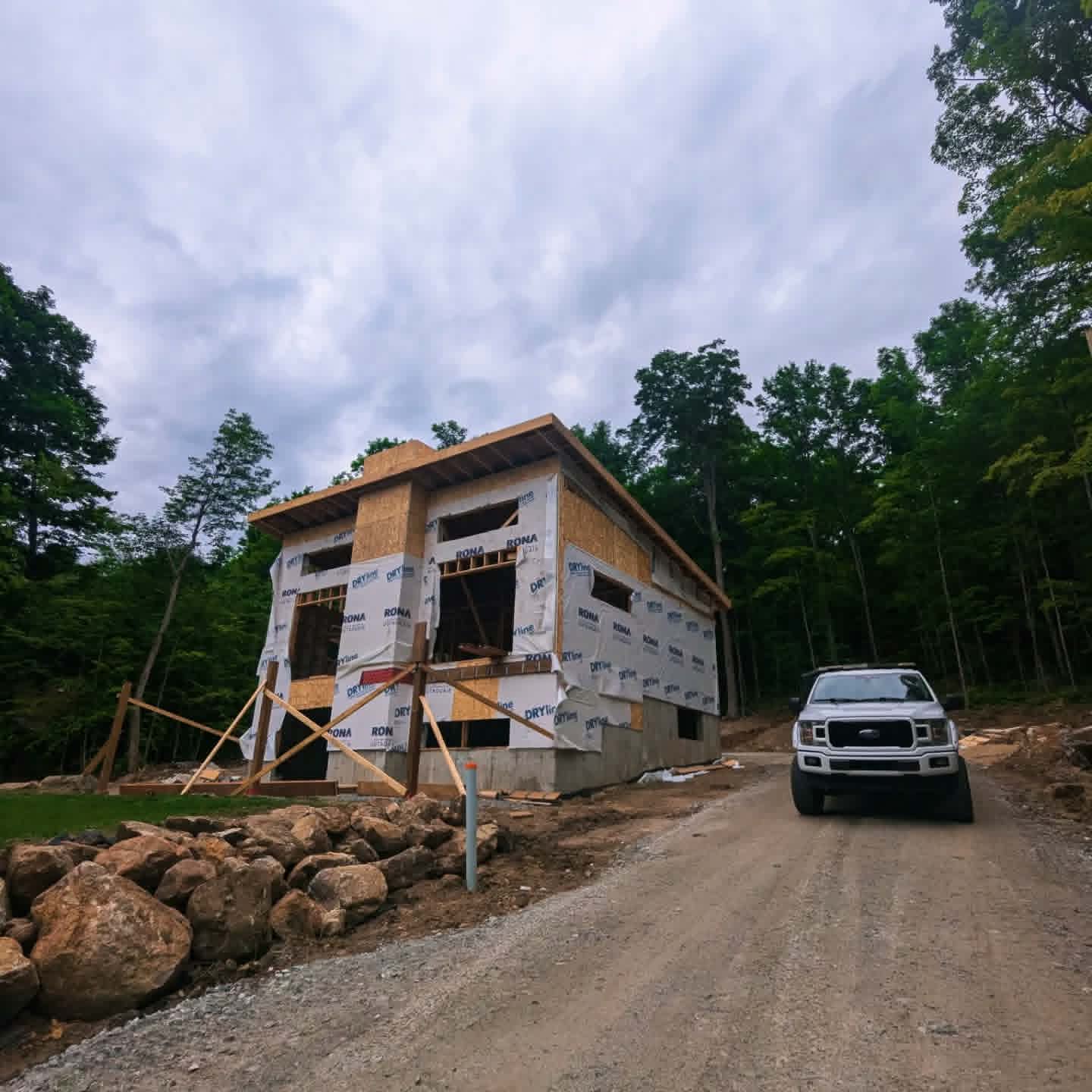 Structure d’une maison contemporaine en cours de construction