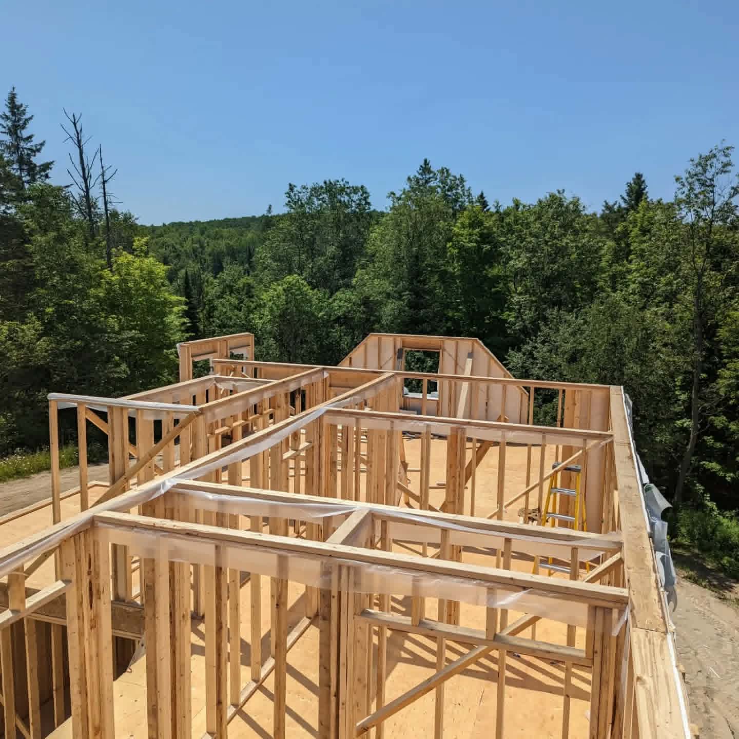 Montage des murs de bois d’une construction résidentielle