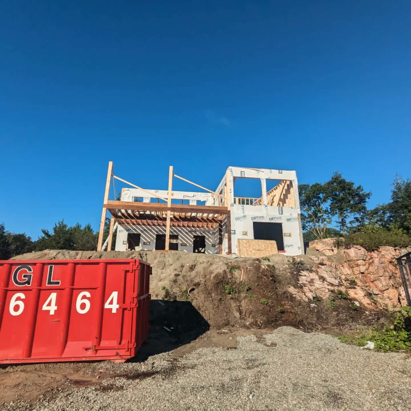 Ossature d’une maison en construction sur un terrain rocheux