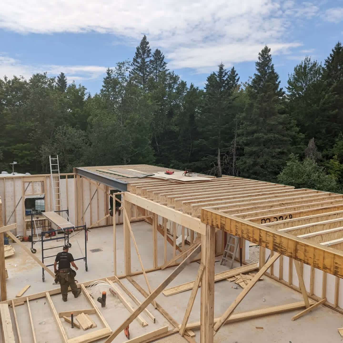 Installation d’une ossature de plancher en bois sur un chantier résidentiel