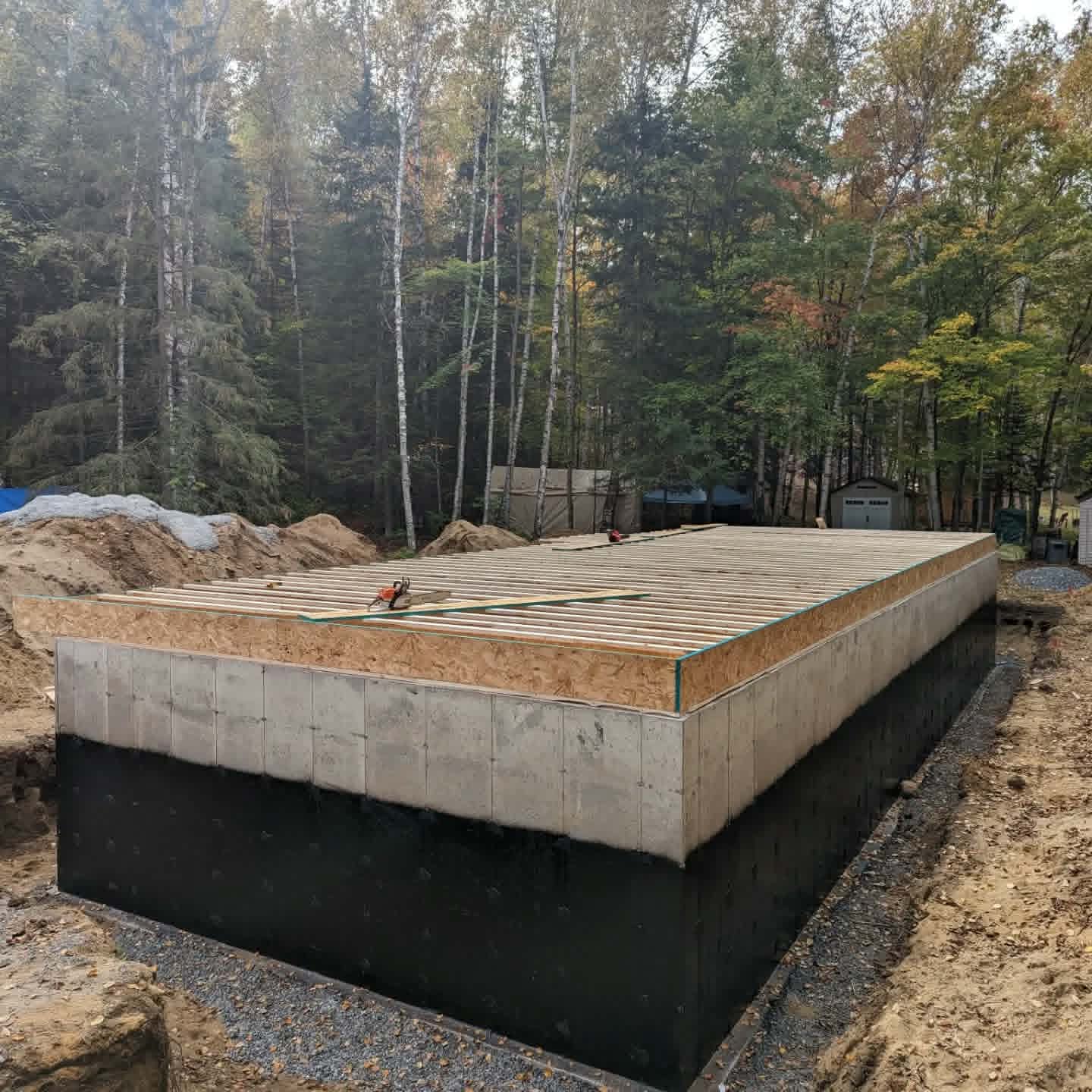 Structure de plancher en bois installée sur une fondation résidentielle
